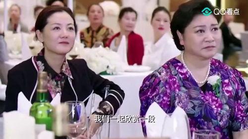 众人吃瓜现场视频,众人围观吃瓜，热闹非凡
