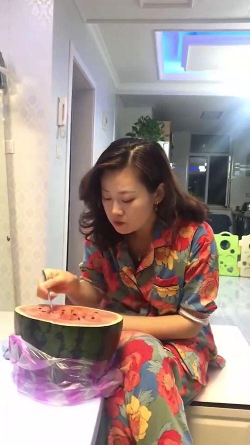 微笑姐吃巨大瓜,美食盛宴开启味蕾狂欢