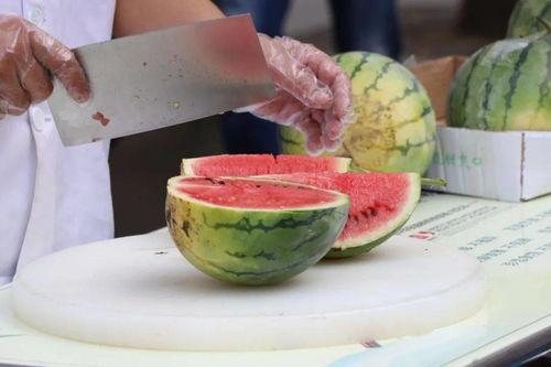 和同学吃瓜,与同学共享的欢乐时光