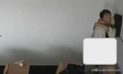 校园情侣炸裂吃瓜